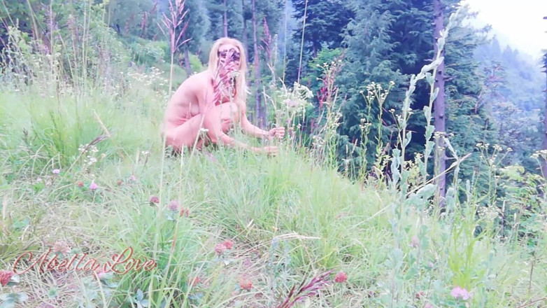 Abella Love: Mi primera vez de una caminata desnuda en el bosque...