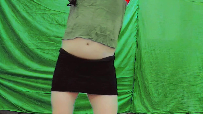 Kitty_Cross: 부드러운 조명 아래에서 약간 치마를 들어 올리는 귀여운 펨보이