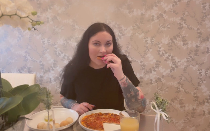 MissFFW: Mlle FFW mange une pizza au fromage et des boules...