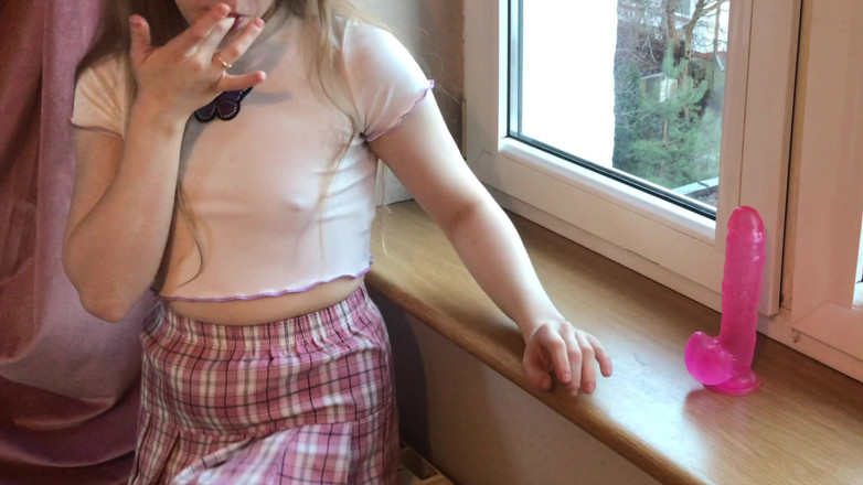 Inga lillypop girl: Schattig tienermeisje masturbeert bij het raam