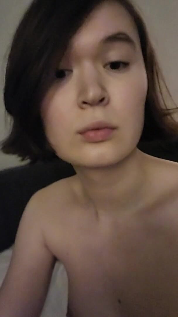 Hapatrap: Une fille trans sexy exhibe son corps