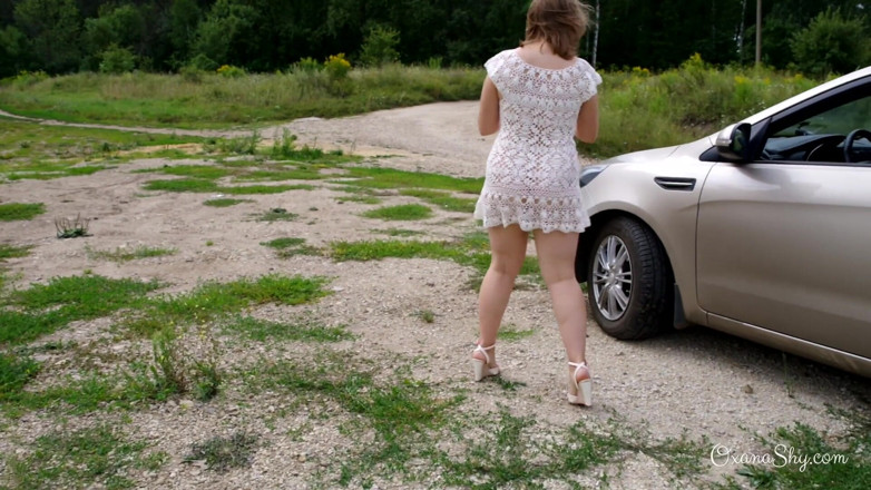 MILF Oxana: 愚かなブロンドと失速した車
