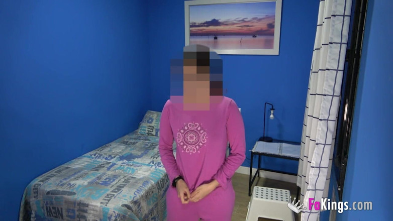 FAKings: Вона знімає, як її власна сусідка по кімнаті трахає її зв'язок, поки вона в одній кімнаті