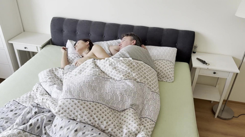 Mintaxxx69: Un gode dans le cul pendant qu’on baise ne suffit...
