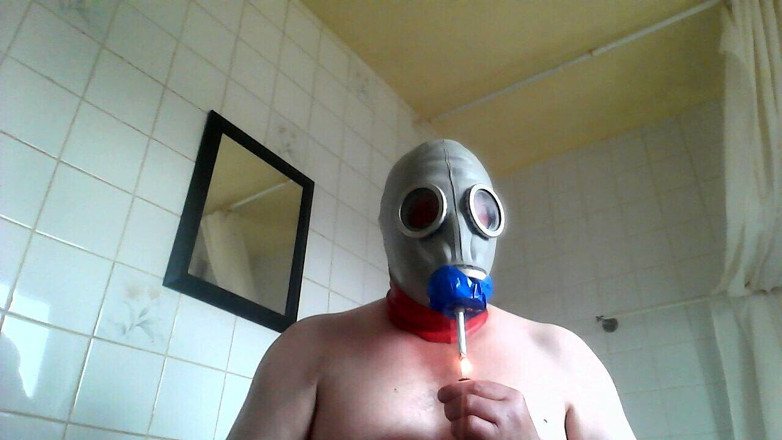 Jameschris1234: Eu fumando em uma gasmask