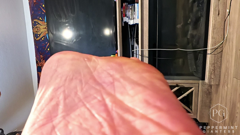 Peppermint Giantess: Kleine pov: met schoenen gebonden tiny krijgt de volledige reuzin...