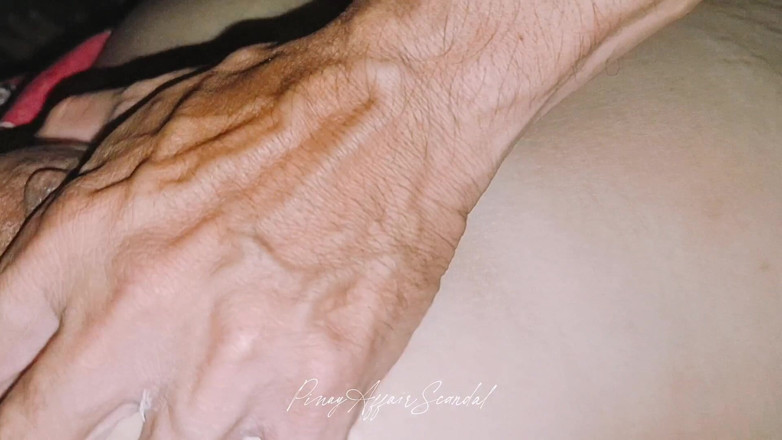 TeenPinayCloseUp: 義理の兄の飢えた舌が義理の妹のジューシーな膣を貪る