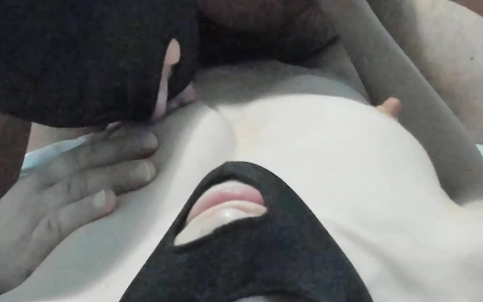 Angel Sky69: Pasangan seksi menjilat payudara dan puting mereka dengan lembut