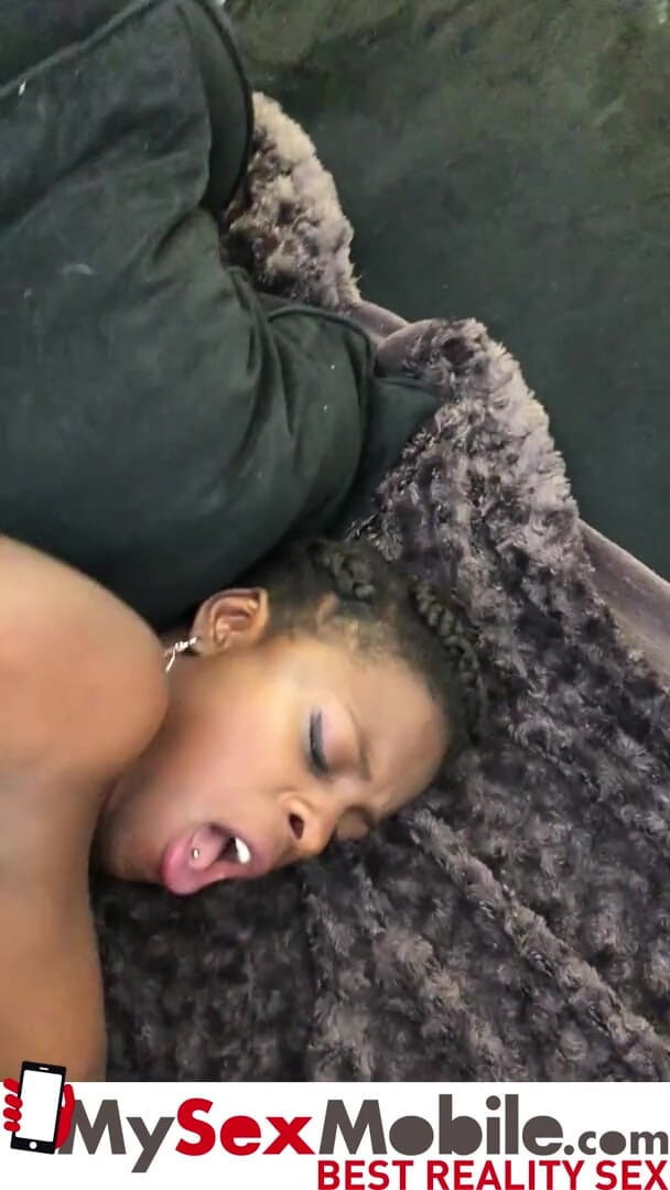 MySexMobile: Une black se fait draguer dans une laverie pour du...