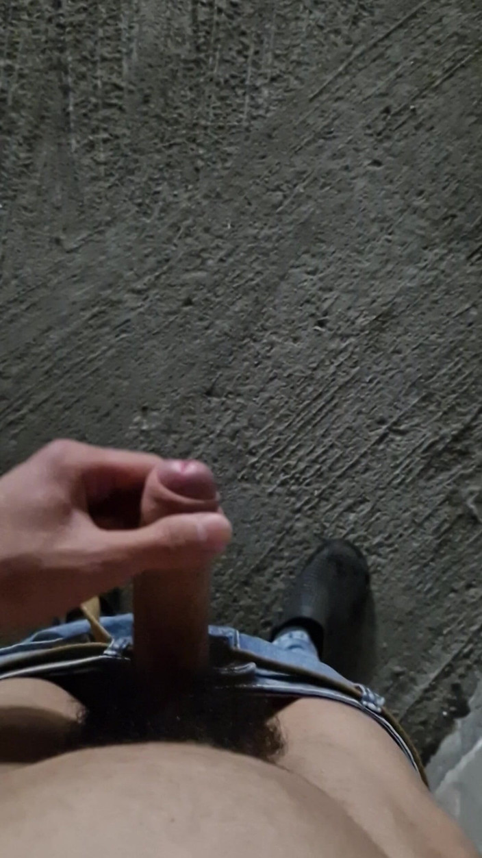 Soloboycuto: Un jeune garçon se masturbe dehors