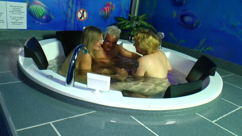 Lesbian Stories: Mogen bbw slampor fingrar i jacuzzin