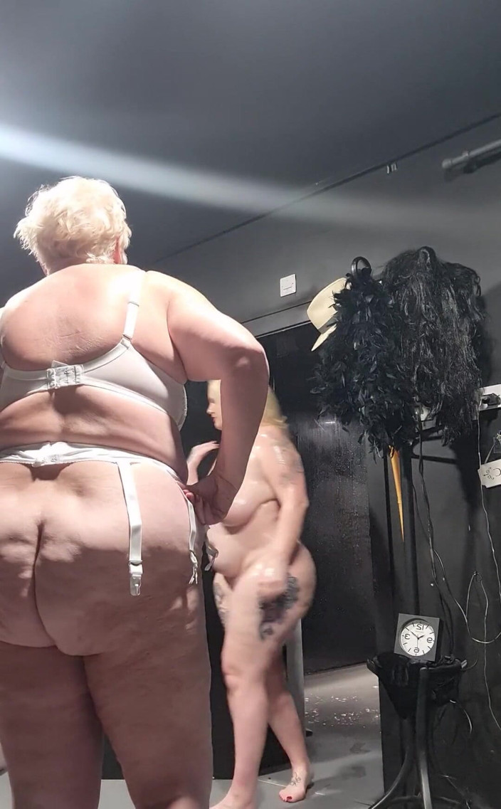 Uk Joolz: Sledujte, jak se já a krásná modelka Klane sprchuji a...