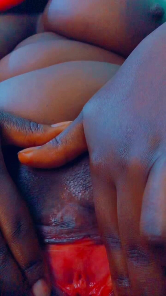 Blackpussi: Masturbující