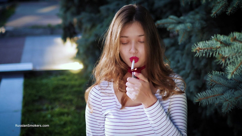 Russian Smokers: Gadis rusia yang gerah lagi asik merokok sambil dientot