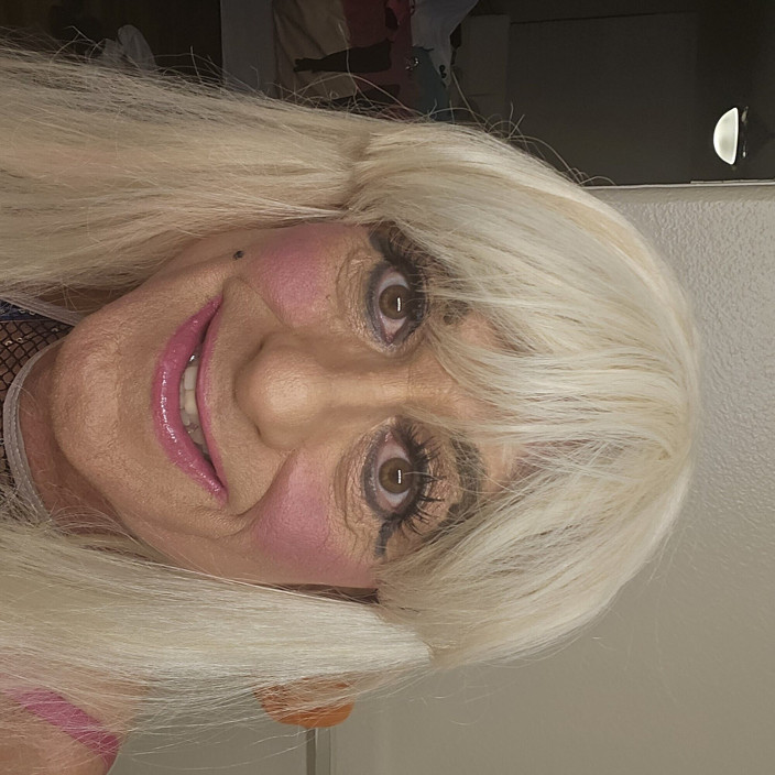 Jasmine Sub: Marido sissy crossdresser comienza un gangbang fuck fest