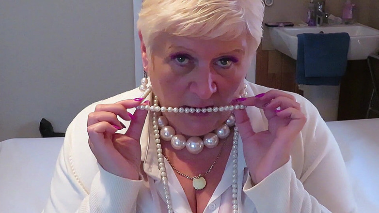 Uk Joolz: Une belle-mère coquine joue