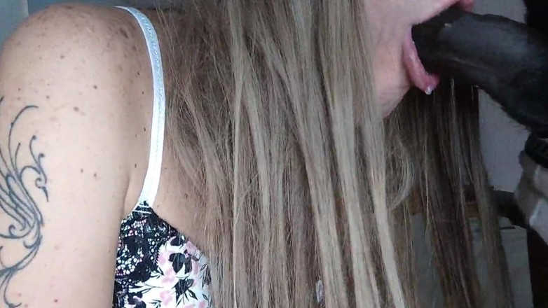 CardiC: Sissy e obbediente e lo succhia con piacere fino in 4