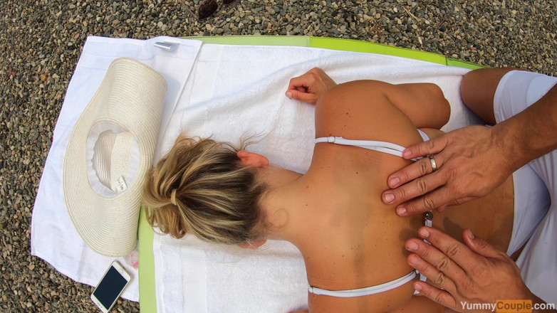 Yummy Couple: Tante super sange dipijat dan mandi sperma di kolam renang...