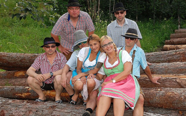 Lederhosen Gangbang: Німецька ледерхосен на відкритому повітрі, трах оргія