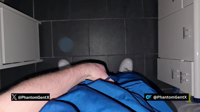 PhantomGentX: Deutscher Arzt Schleicht Sich Auf Toilette Und Wichst Sein Geheimnis...