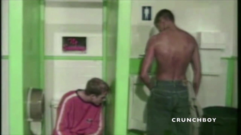 GAY VINTAGE PORN: Твінки смокчуть прямо в туалетах глоріхоли