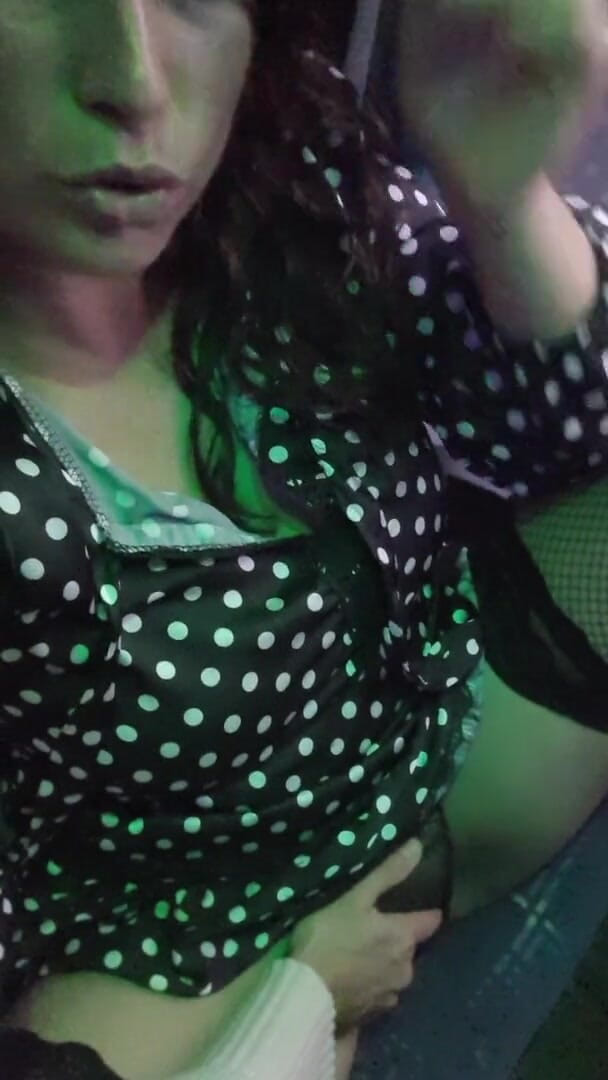ExpressiaGirl: Verrücktes mädchen aus dem öffentlichen lokalen bus bat, sie zu fingern!...