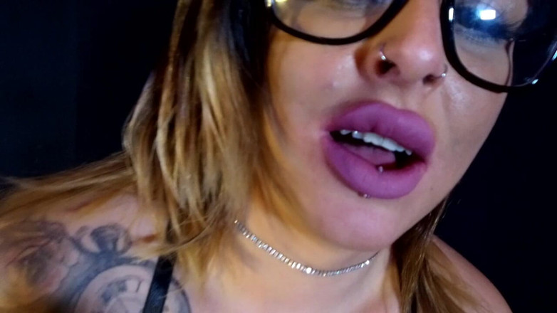 MILF MAFIA: Cette MILF britannique dominante adore chevaucher