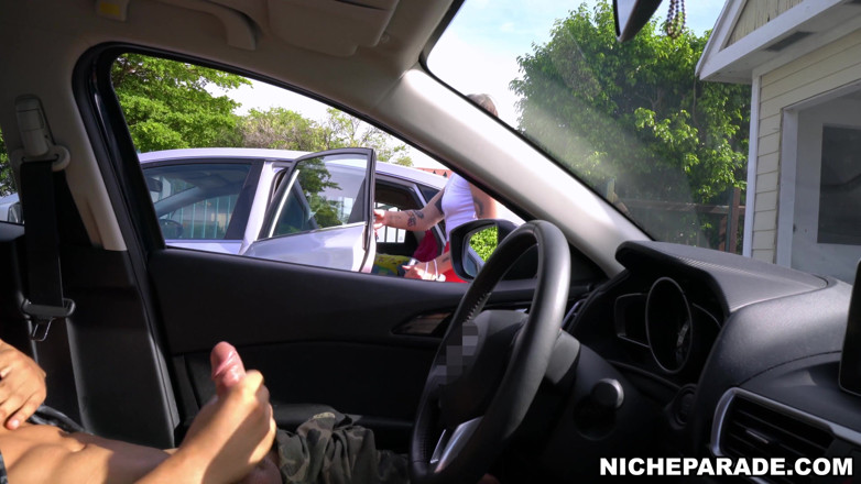 Nicheparade: Blankziehen von schwanz für kurzhaariges, tätowiertes emo-mädchen mit brille