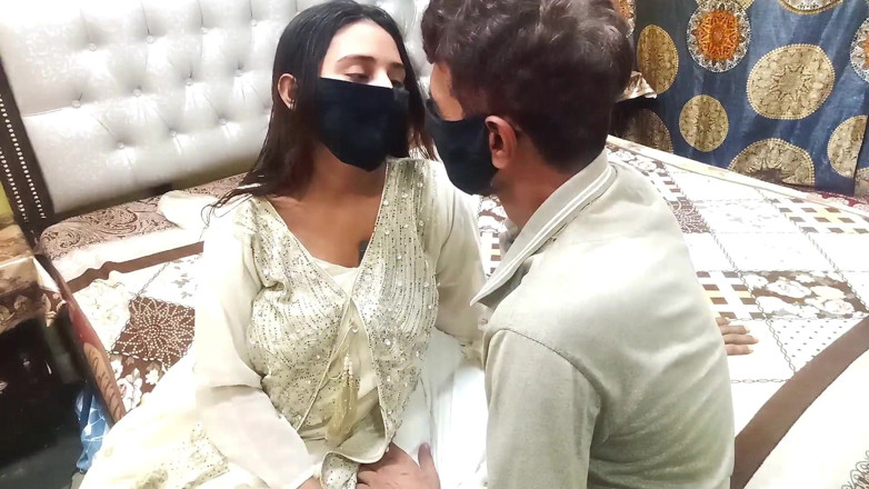 MehwishButt: Une bhabhi desi indienne à gros nichons taille une pipe, éjaculation dans...