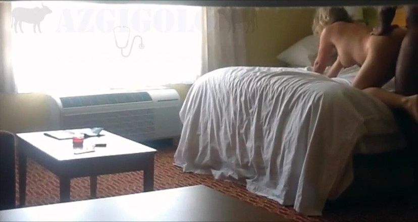 AZGIGOLO: Loira esposa gostosa visita meu quarto de hotel para almoçar