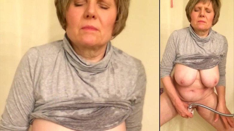 MarieRocks: Une GILF à gros nichons se masturbe dans une chemise grise