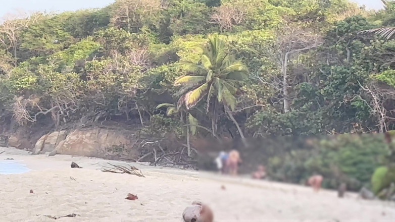 cxlila: Un inconnu me baise sur une plage nue après que...