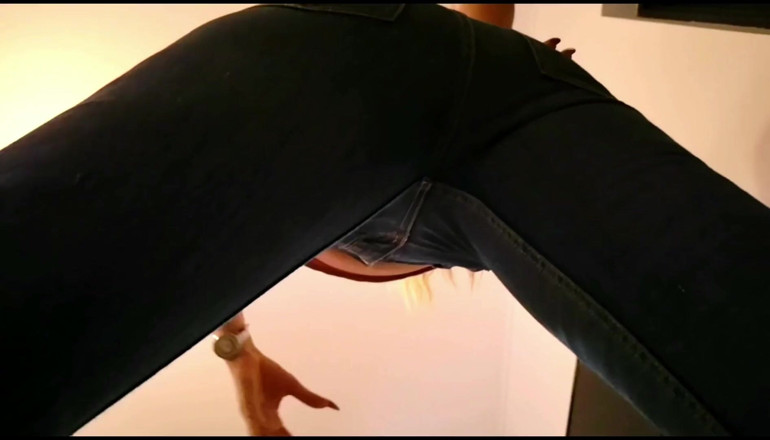 Erotic Tanya: POV, face assis dans un jean