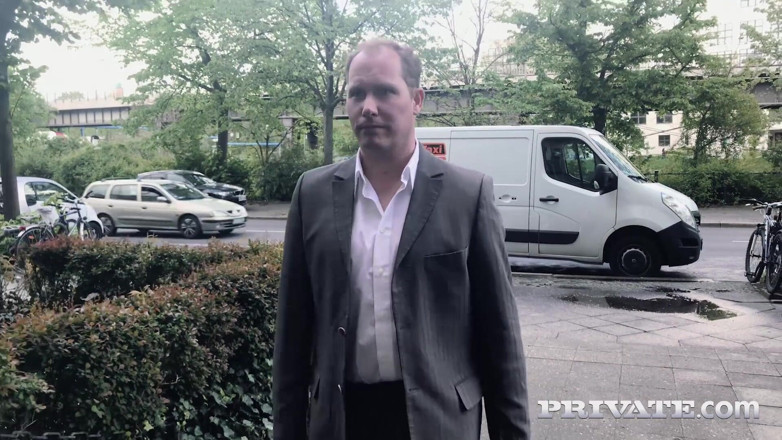 Private.com: İş yerinde sıkıldın mı? Recepcionist July Johnson bunu nasıl çözeceklerini biliyor