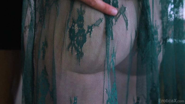 Erotica X: Eroticax - une chanteuse d'opéra rousse apaise sa gorge avec une...