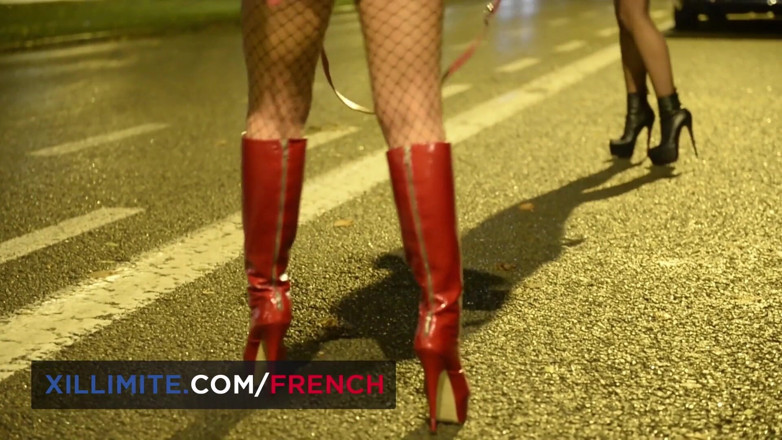 French girls at work: Rondborstige slet wordt geneukt in een hotelkamer
