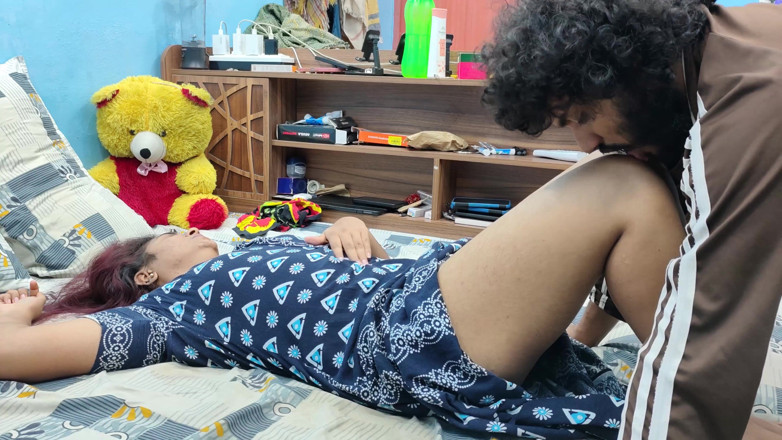 Vaigavarun45: Mallu coppia piedi caldi e bacio alla coscia leccare romanticismo