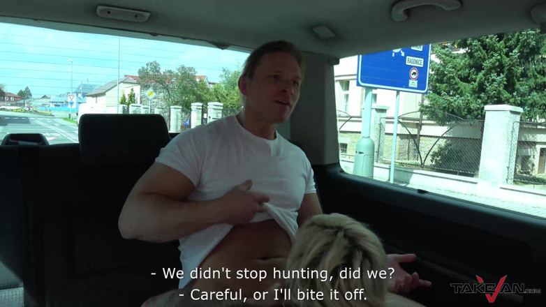 Take Van: Busty gwiazda porno Jarushka Ross próbuje polować na nieznajomych, ale...