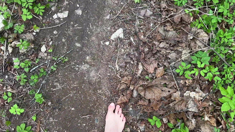 Vasya Sylvia: Barefoot Walk In The Woods - Fetish Kaki - Kaki Kosong!