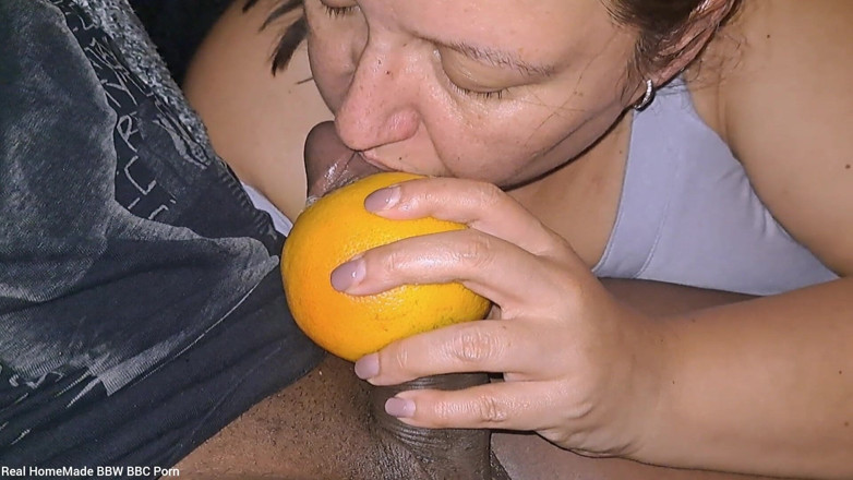 Real homemade BBW BBC porn: Dává bbc úžasné grapefruitové kouření hladící jeho ptáka sténání a sténá