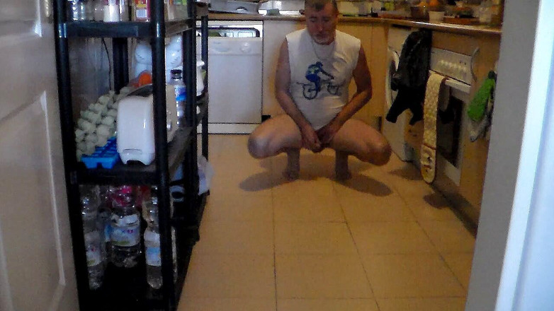 Sex hub male: John kencing di lantai dapur