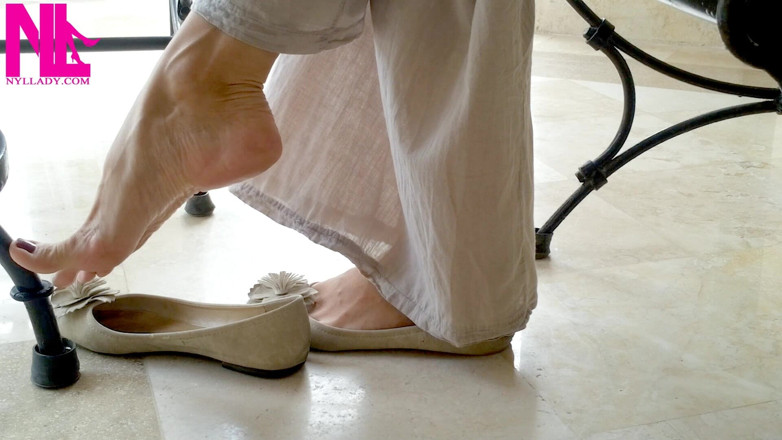 Nyllady: Ballet Flats Shoeplaying on Barefoot