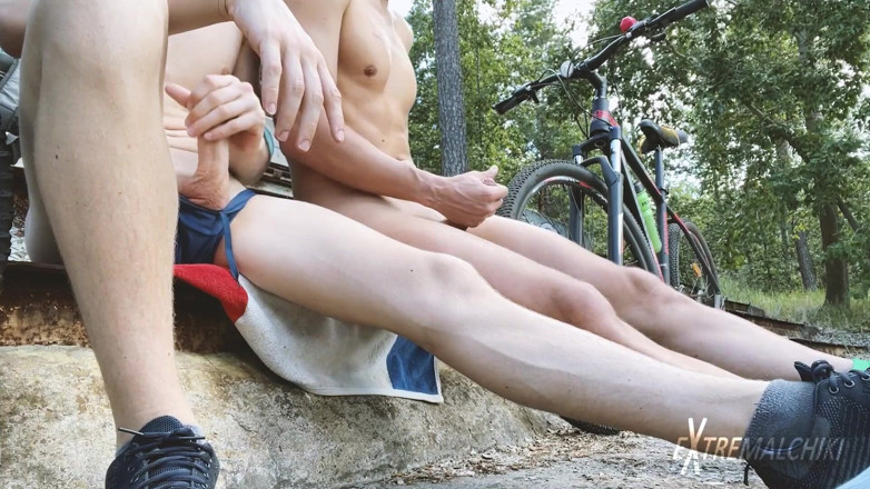 Extremalchiki: Twink šuká fotbalové hřiště