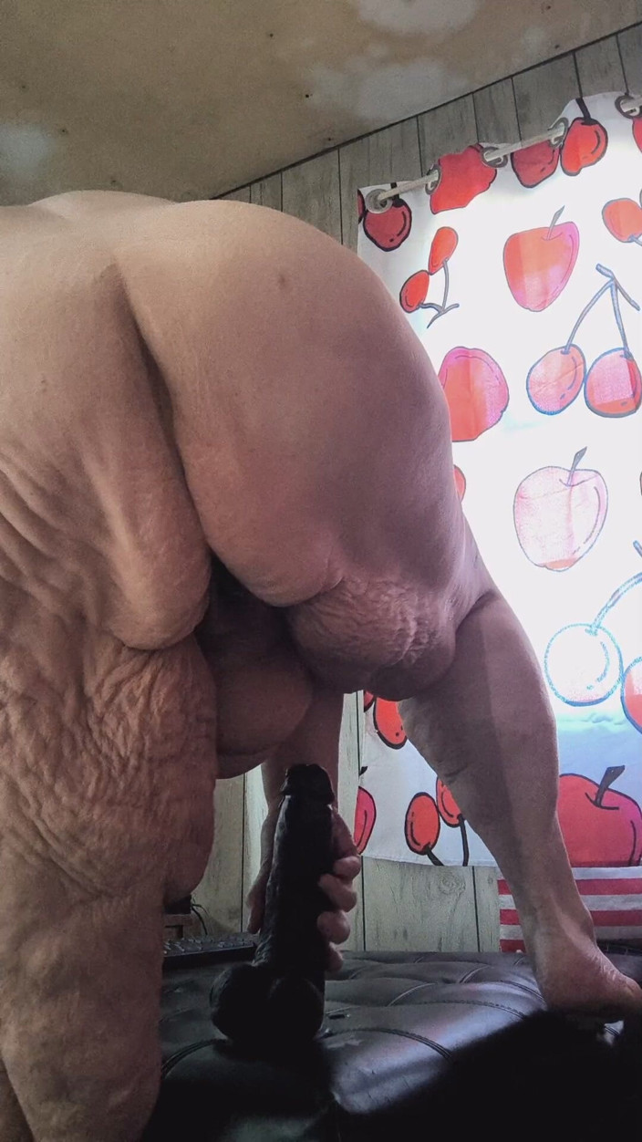 HerculesnVENUS: Baise avec un gode sur un maquin coussiné de Tat
