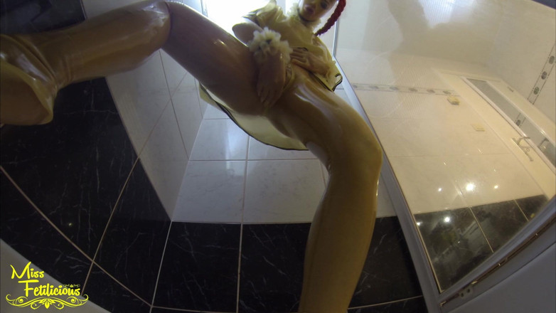 Miss_Fetilicious: POV, pisse dessus sous la douche