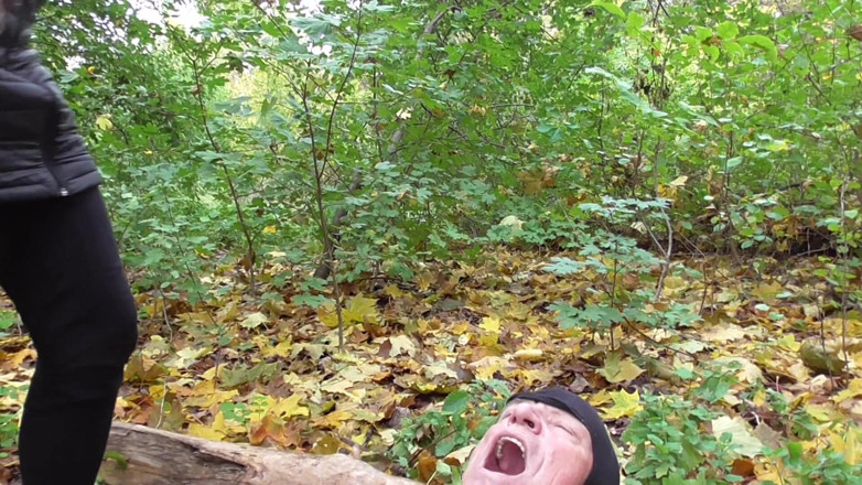 Femdom Austria: Sessione di sputi nella foresta