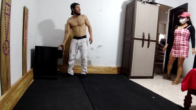 NEGRITA SEXY: Открытие удовольствия мачеха удивляет своего пасынок ее бельем и решает потворствовать его фантазиям