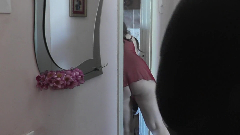 XXX-Platinum: 穿着透明peignoir不穿内裤的漂亮熟女向披萨外卖员敞开了大门 第1部分