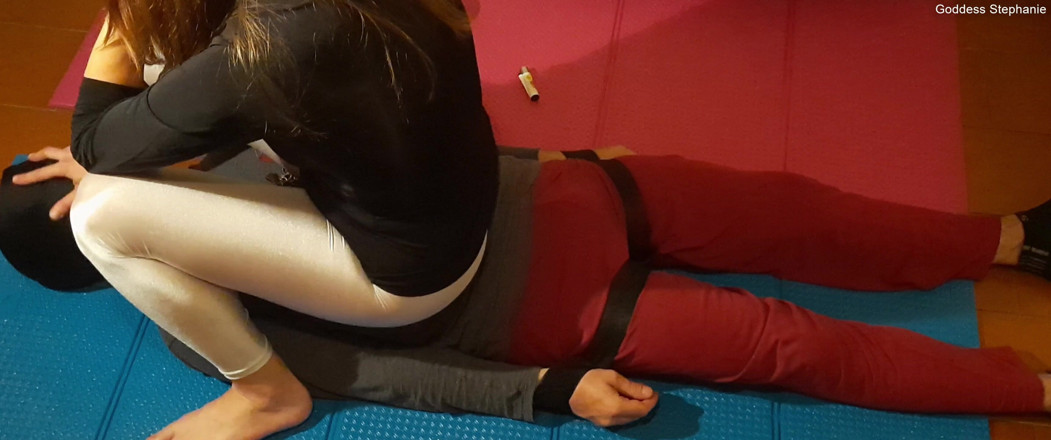 goddess82: Je m’assoit confortablement sur ton ventre pendant que je fume !