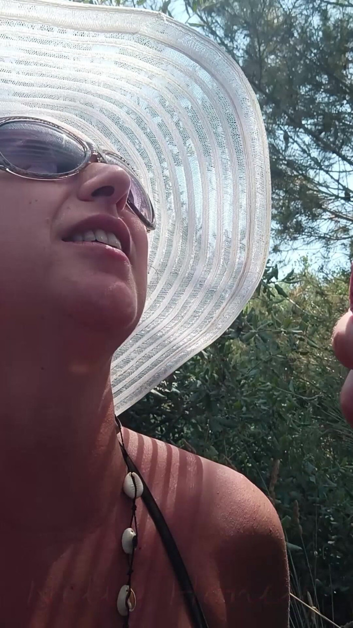 Nelly_Honey: Ich gab blowjobs auf dem parkplatz des strandes
